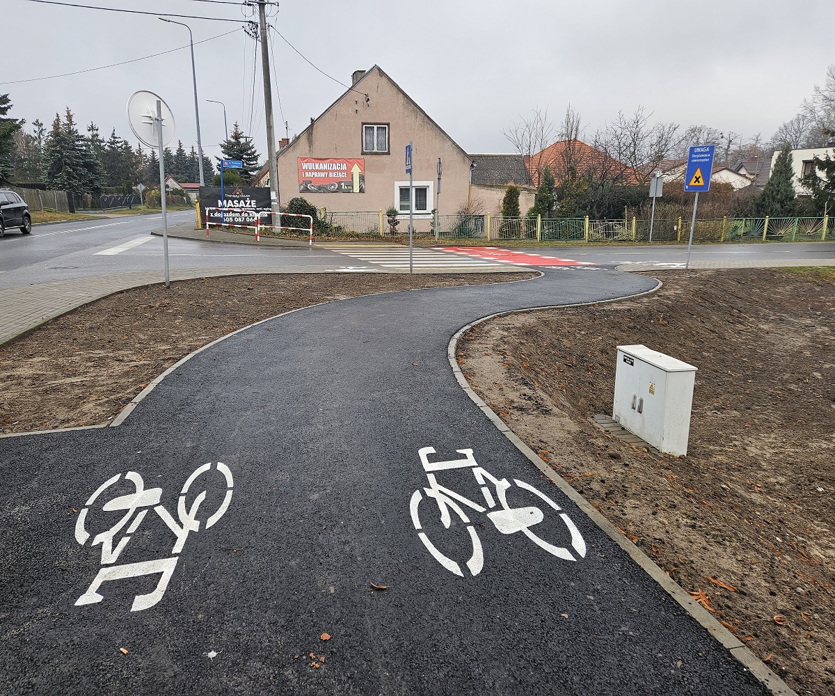 Droga rowerowa i przejście dla pieszych przebiegające przez jezdnię