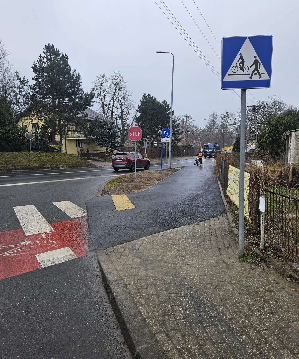 Skrzyżowanie ulic z fragmentem przejścia dla pieszych i drogą rowerową