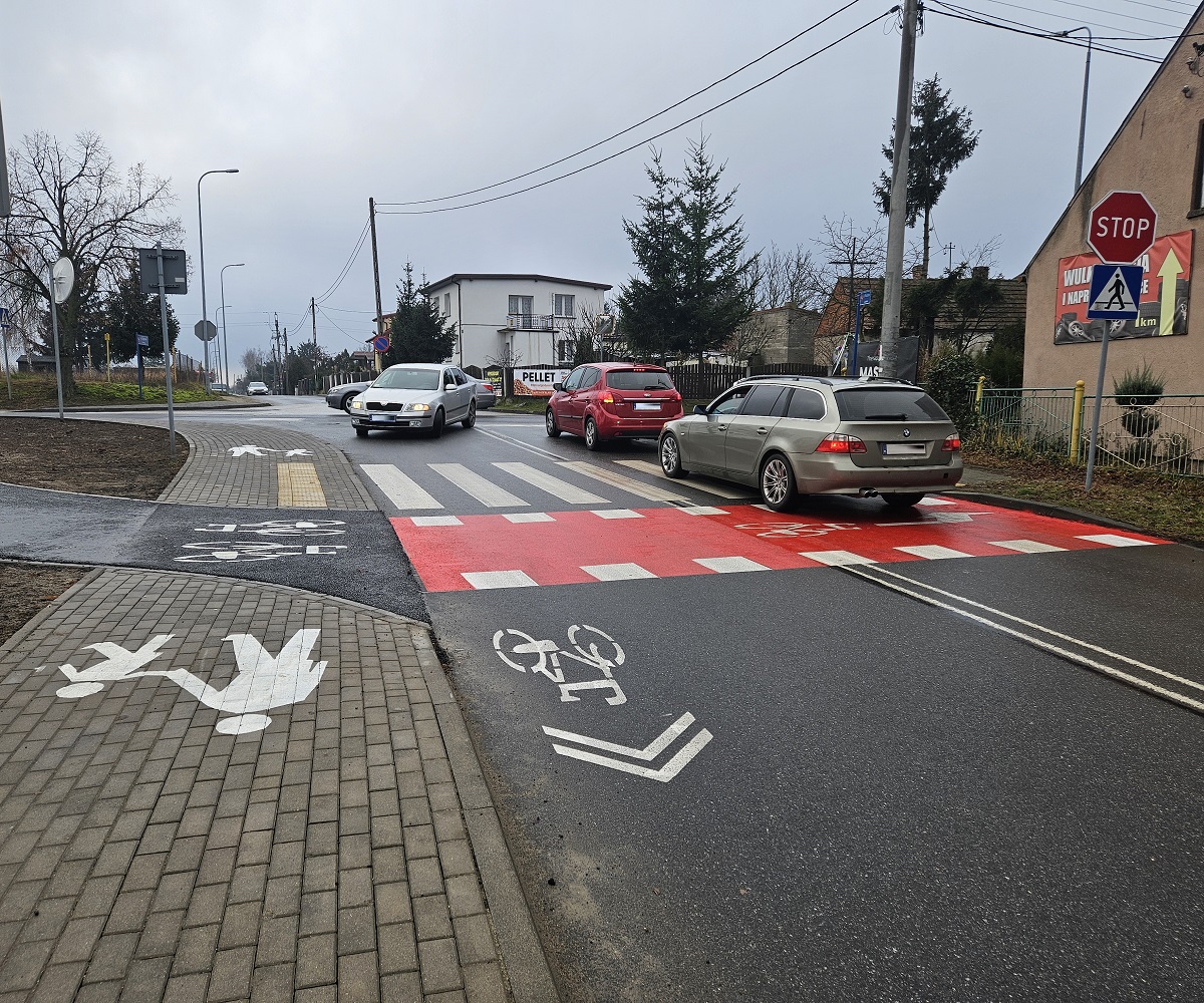  Skrzyżowanie ulic z chodnikiem, przejściem dla pieszych i drogą rowerową