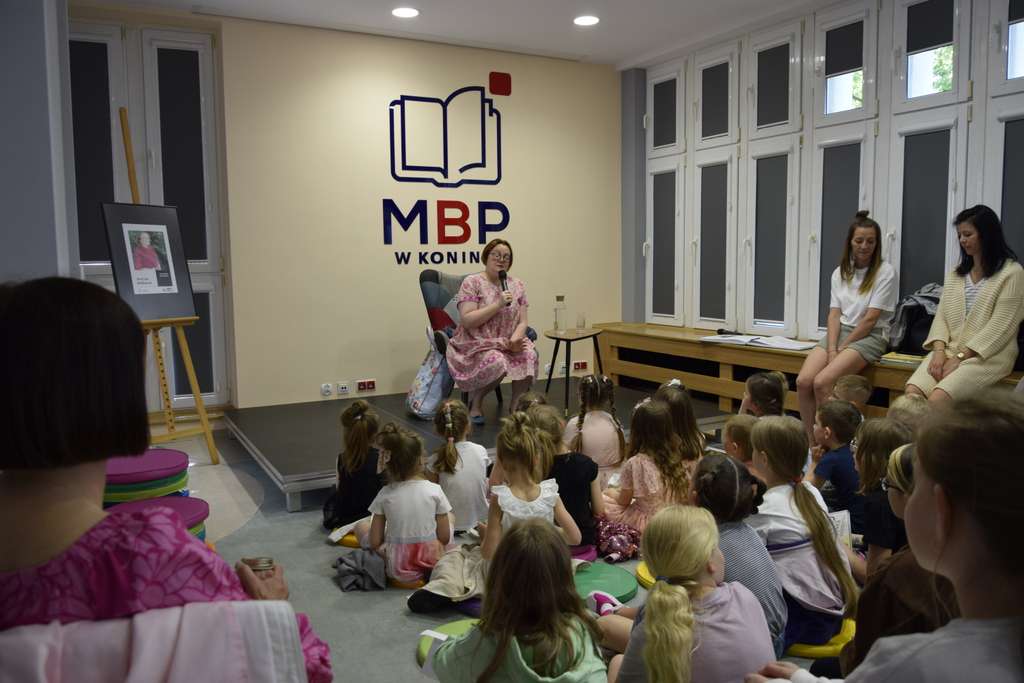 Spotkanie pisarki Justyny Bednarek z dziećmi w sali biblioteki