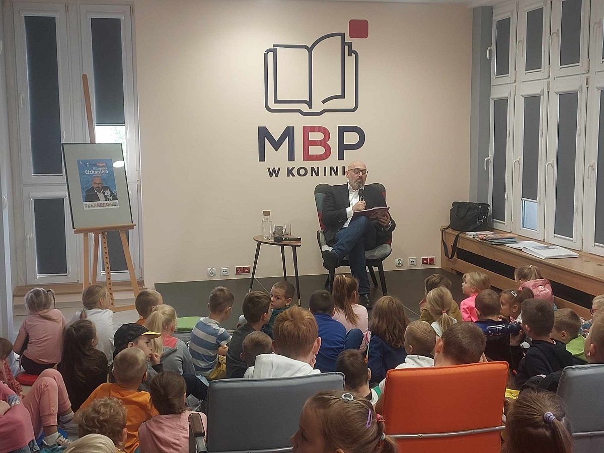 Spotkanie pisarza Waldemara Cichonia z dziećmi w sali biblioteki